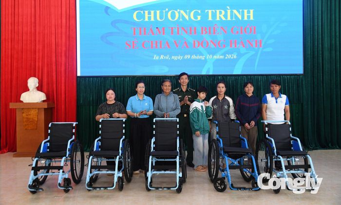 Các đơn vị trao xe lăn tặng các gia đình có người khuyết tật.