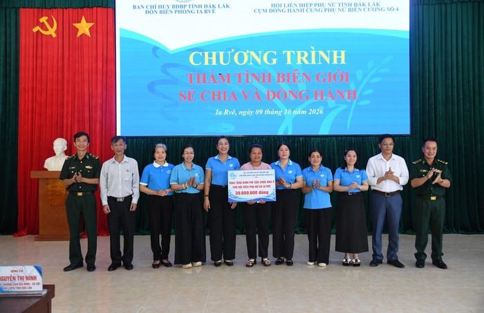 Đại diện các đơn vị và địa phương trao biểu trưng hỗ trợ 30 triệu đồng sửa chữa một căn “Mái ấm biên cương”.