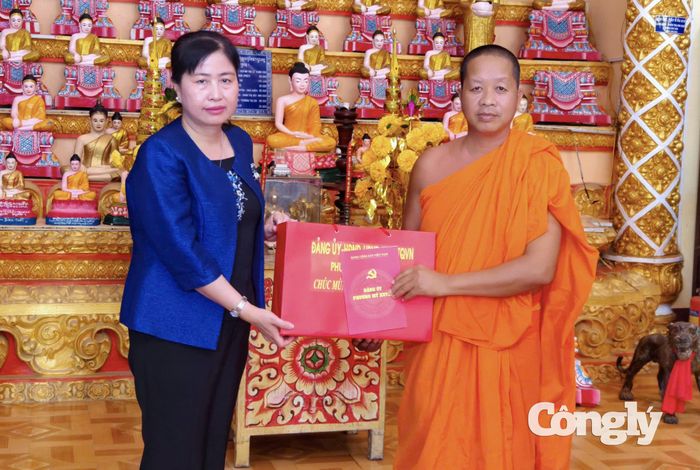 Lãnh đạo phường Mỹ Xuyên thăm, tặng quà và chúc mừng lễ Sene Dolta năm 2026.