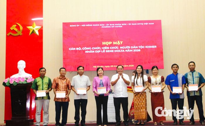Lãnh đạo UBND phường Mỹ Xuyên trao quà chúc mừng cán bộ, công chức, viên chức là người dân tộc Khmer nhân dịp lễ Sene Dolta năm 2026.