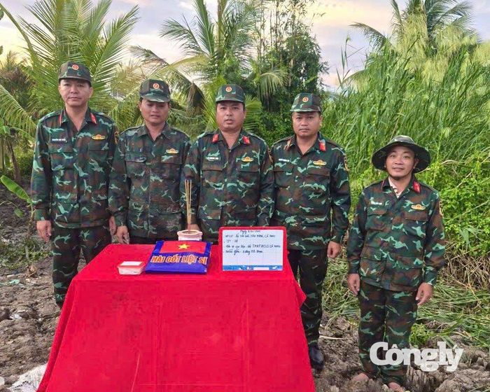 Lực lượng chức năng cất bốc, quy tập được 1 hài cốt liệt sĩ tại khu vực nghĩa trang tạm Tân Bửu.