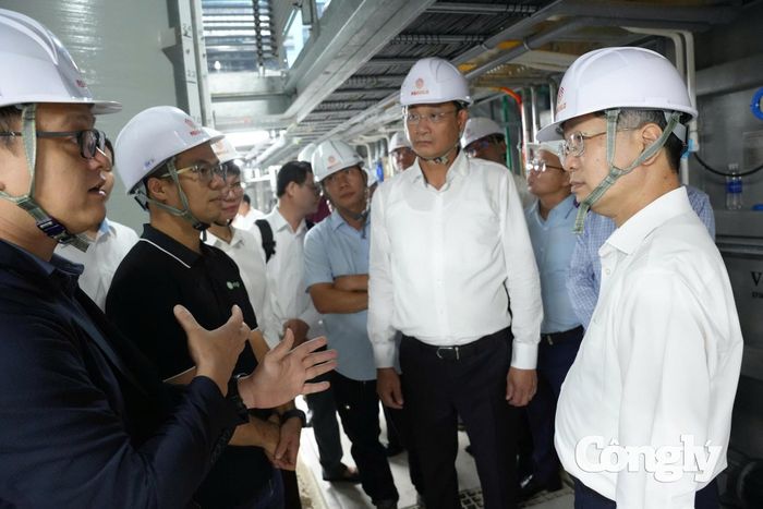 Chánh án TANDTC Nguyễn Văn Quảng cùng các thành viên đoàn công tác khảo sát khu vực phòng thí nghiệm phục vụ nghiên cứu, phát triển công nghệ đóng gói vi mạch bán dẫn tiên tiến tại Đà Nẵng.