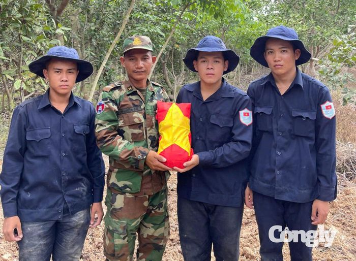 Tìm thấy hài cốt liệt sĩ trên đất bạn.