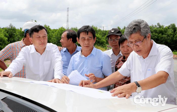 Phó Chủ tịch UBND tỉnh Nguyễn Minh yêu cầu đơn vị thi công phấn đấu hoàn thành công trình theo hợp đồng đã ký kết.