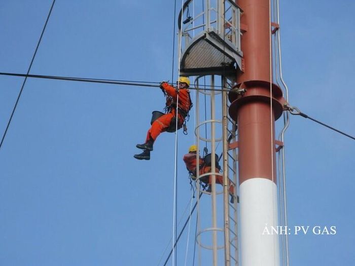 Bảo dưỡng ngọn đuốc cao trên 80m sẽ được thực hiện bởi nhà thầu chuyên dụng với các thiết bị đặc chủng.