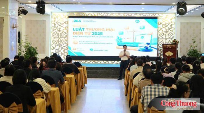 Đại diện Trung tâm Phát triển thương mại điện tử và Công nghệ số, Cục Thương mại điện tử (Bộ Công Thương) phổ biến nội dung liên quan đến thương mại điện tử.
