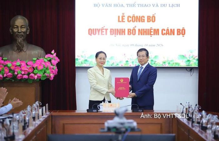 Bộ trưởng Bộ Văn hóa, Thể thao và Du lịch Lâm Thị Phương Thanh trao quyết định điều động, bổ nhiệm giữ chức Cục trưởng Cục Xuất bản và Thư viện cho ông Lưu Đình Phúc - Cục trưởng Cục Báo chí.