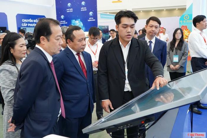 Các đại biểu tham quan gian hàng tại triển lãm chuyển đổi số