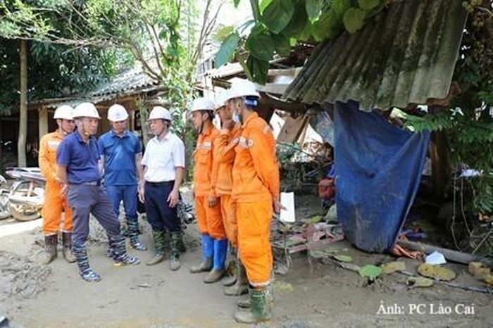 Ông Nguyễn Anh Tuấn (áo phông xanh, thứ hai từ trái sang) cùng đoàn công tác trực tiếp có mặt tại hiện trường thăm hỏi và động viên nhân viên khắc phục sự cố lưới điện sau bão Yagi