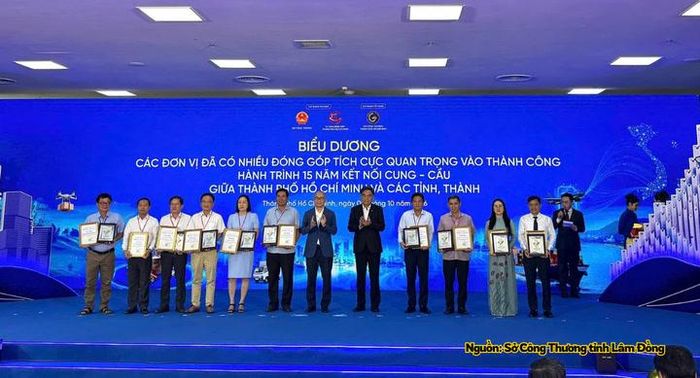 Ông Nguyễn Văn Khánh (thứ 3 từ trái sang), Phó Giám đốc Sở Công Thương tỉnh Lâm Đồng nhận thư khen của UBND TP. Hồ Chí Minh.