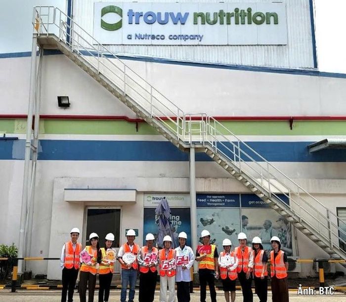 Đoàn tham quan có mặt tại nhà máy Trouw Nutrition.