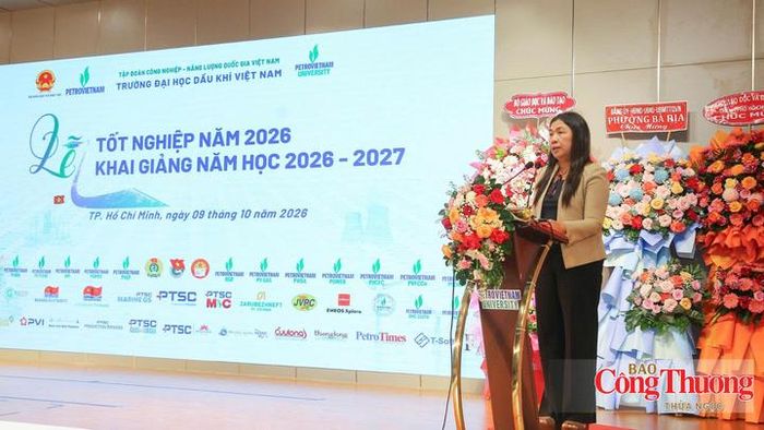 TS. Nguyễn Thị Thu Thủy, Phó Vụ trưởng Vụ Giáo dục Đại học (Bộ Giáo dục và Đào tạo) phát biểu tại buổi lễ.