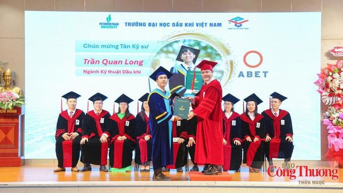 Tân Kỹ sư PVU nhận bằng tốt nghiệp trong lễ khai giảng.