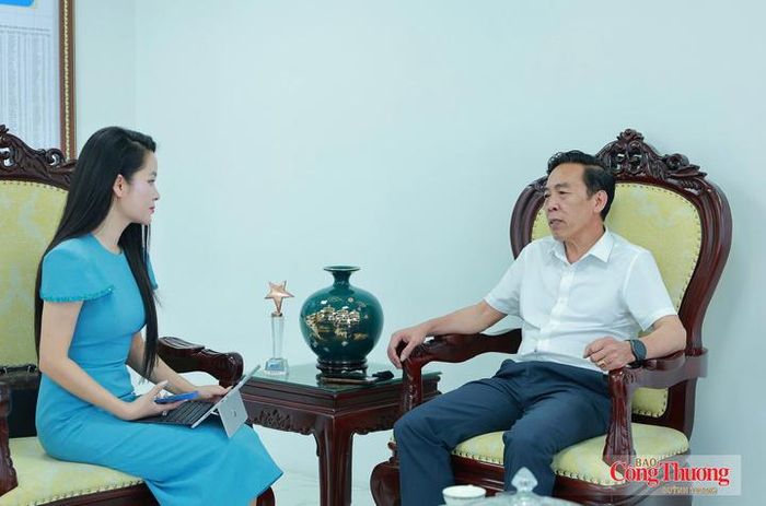 Giám đốc Sở Công Thương tỉnh Sơn La Hà Như Huệ (phải) trao đổi với phóng viên Báo Công Thương về các giải pháp để nâng cao chất lượng sản phẩm cà phê Sơn La, hướng tới xuất khẩu.