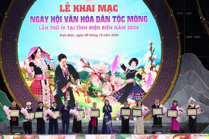 Thứ trưởng Bộ Văn hóa, Thể thao và Du lịch Trịnh Thị Thủy trao Bằng khen cho các nghệ nhân. 