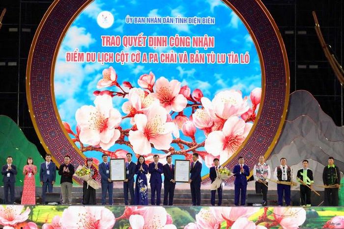 Thứ trưởng Bộ Văn hóa, Thể thao và Du lịch Trịnh Thị Thủy trao quyết định công nhận Điểm du lịch cột cờ A Pa Chải và bản Tù Lu Tìa Ló.