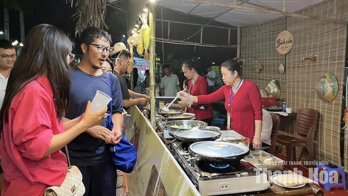 Du khách quốc tế đến trải nghiệm món bánh khoái tại Liên hoan Văn hoá Ẩm thực xứ Thanh 2026.