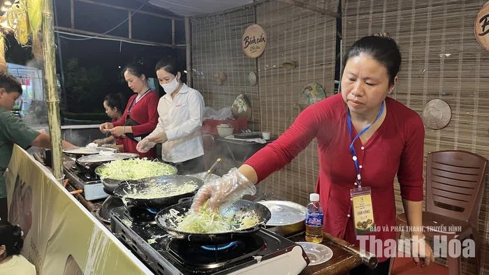 Bánh khoái - món ăn đặc sản của xứ Thanh là món mà Linh Chi chọn để giới thiệu với bạn bè của mình.