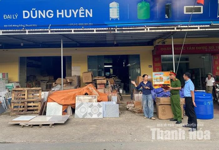 Lực lượng chức năng xã Nông Cống đề nghị các hộ kinh doanh ký cam kết không lấn chiếm vỉa hè.