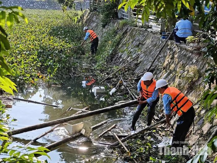 Khơi thông dòng chảy các cửa thoát nước. Ảnh: Lan Anh