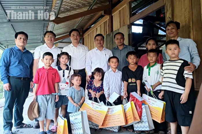 Đoàn công tác Sở Giáo dục và Đào tạo Thanh Hóa trao tặng 100 triệu đồng cho 5 cháu nhỏ có hoàn cảnh đáng thương và những phần quà cho những cháu nhỏ ở bản Cánh Cộng.