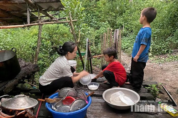 Những hỗ trợ kịp thời của thầy cô giáo đang giúp các em vượt những ngày khó khăn nhất.