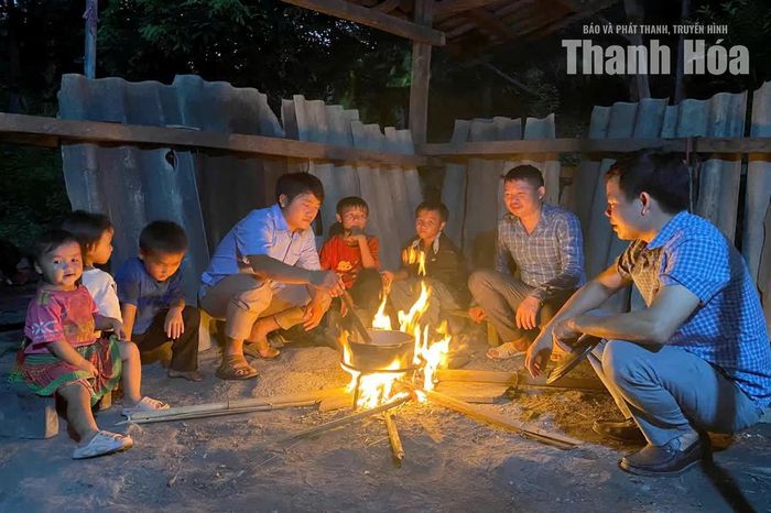 Năm anh em người Mông ở bản Cánh Cộng, xã Trung Lý được cán bộ biên phòng, thầy cô giáo, họ hàng hỗ trợ mỗi ngày khi không có bố mẹ bên cạnh.