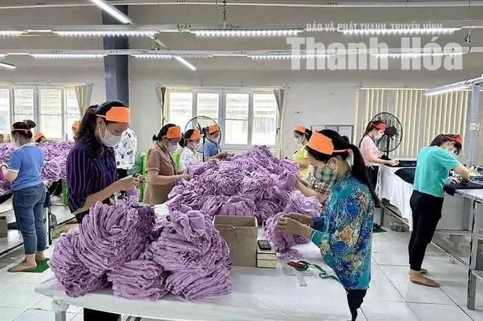 Công nhân Công ty TNHH Winners Vina trong ca sản xuất.