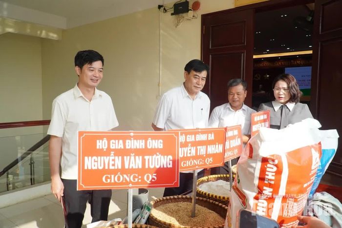 Sản phẩm của mô hình trình diễn canh tác lúa thân thiện với môi trường của hội viên nông dân xã Thiệu Hóa.
