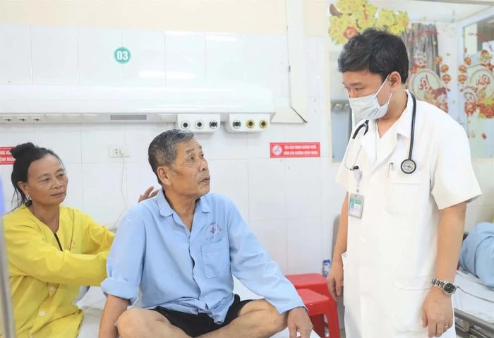 Bác sĩ Lê Thế Anh tư vấn điều trị bệnh cho bệnh nhân.
