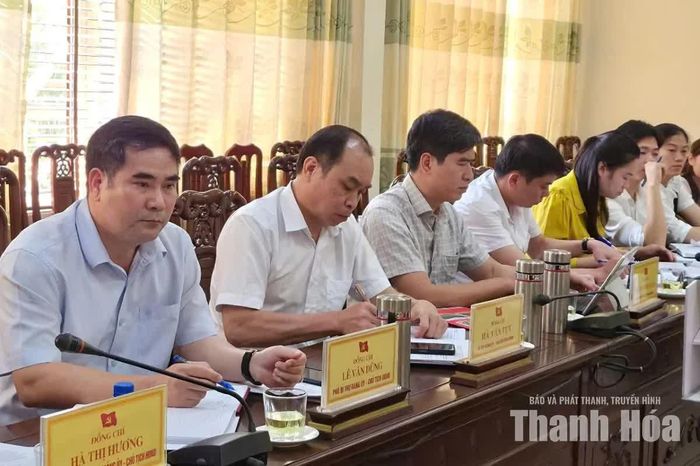 Lãnh đạo xã Hồi Xuân và cán bộ các phòng, ban chuyên môn dự buổi làm việc.