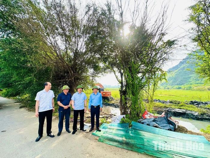 Đoàn kiểm tra công tác nạo vét, khơi thông dòng chảy tại khu vực cống tiêu núi Long.