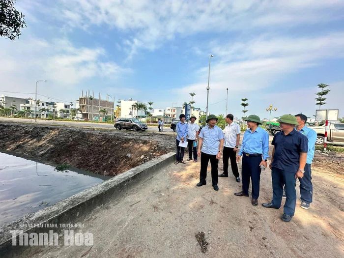 Đoàn kiểm tra hệ thống thoát nước tại Khu đô thị Núi Long.