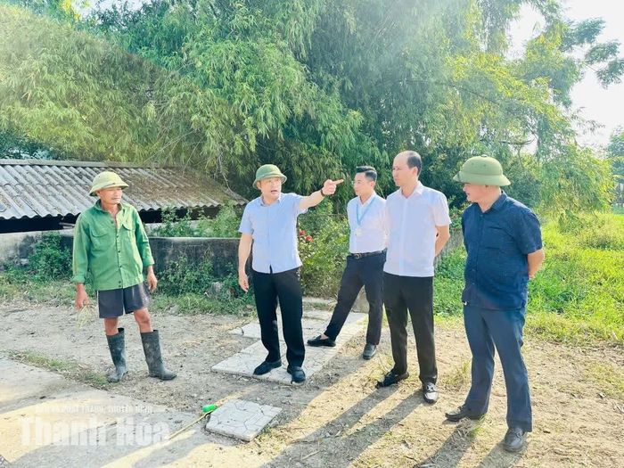 Đoàn kiểm tra thực tế tại hộ dân đang sinh sống ở khu vực có nguy cơ ngập úng tại phường Hạc Thành.