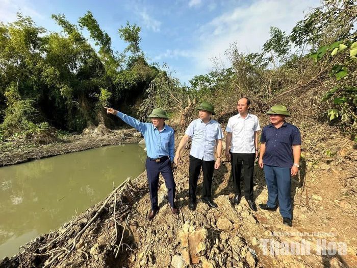 Đoàn kiểm tra công tác nạo vét, khơi thông dòng chảy tại kênh sông Vinh, phường Hạc Thành.