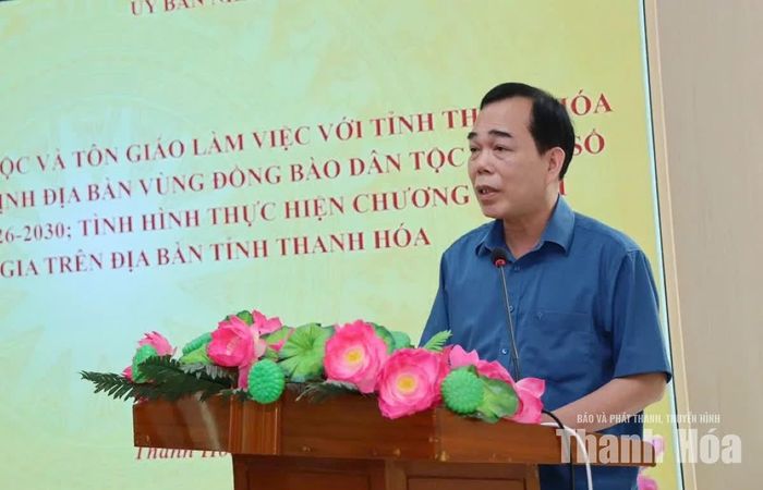 Đại diện lãnh đạo Sở Dân tộc và Tôn giáo báo cáo kết quả rà soát, phân định địa bàn vùng đồng bào DTTS và miền núi.