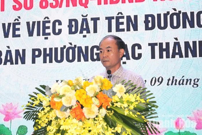 Đại diện lãnh đạo Sở Văn hóa, Thể thao và Du lịch công bố Nghị quyết số 83/NQ-HĐND của HĐND tỉnh về việc đặt tên đường, phố trên địa bàn phường Hạc Thành.