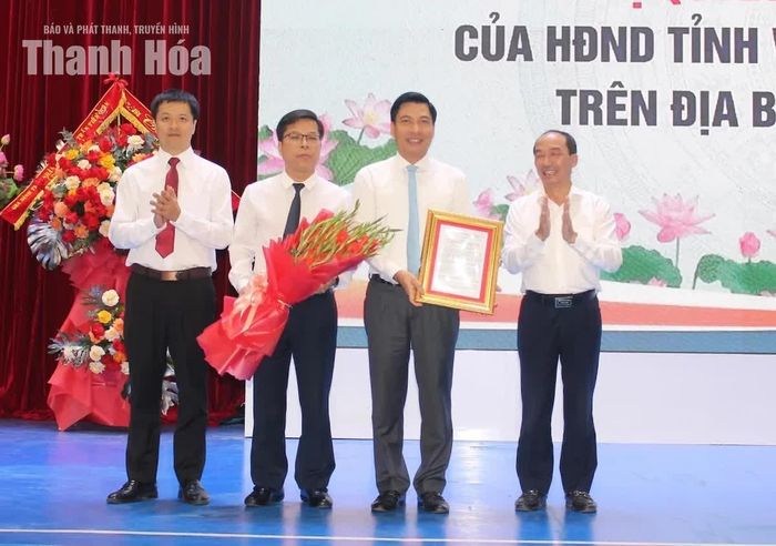 Phó Chủ tịch Thường trực HĐND tỉnh Lê Tiến Lam trao Nghị quyết số 83/NQ-HĐND của HĐND tỉnh cho lãnh đạo phường Hạc Thành.