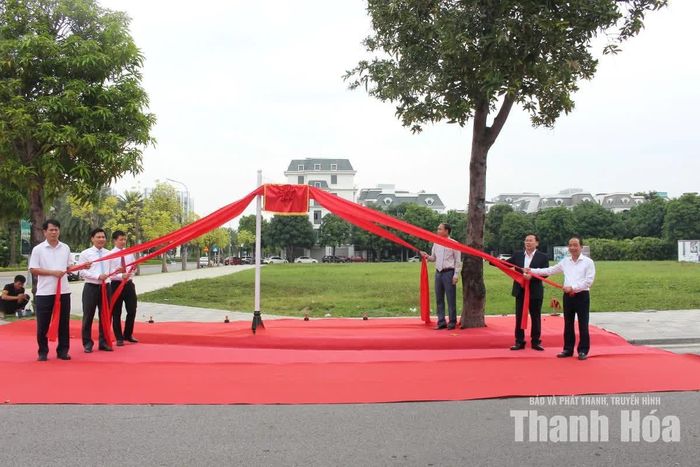 Các đại biểu thực hiện nghi thức gắn biển tên đường, phố.