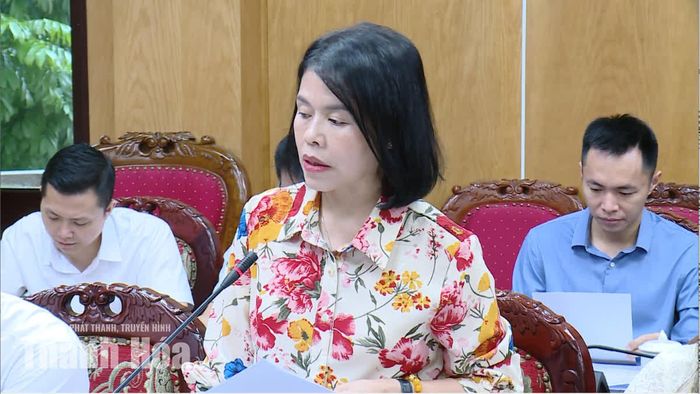 Đại diện Sở Tài chính báo cáo tại hội nghị.