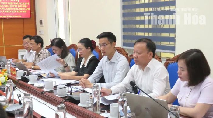 Các thành viên đoàn giám sát dự hội nghị.
