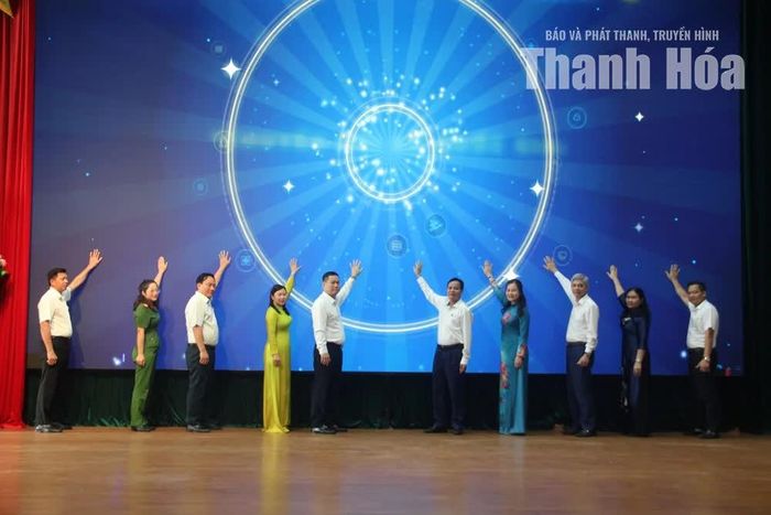 Các đại biểu thực hiện nghi thức nhấn nút phát động Cuộc thi trực tuyến tìm hiểu về khoa học, công nghệ, đổi mới sáng tạo và chuyển đổi số tỉnh Thanh Hóa năm 2026.