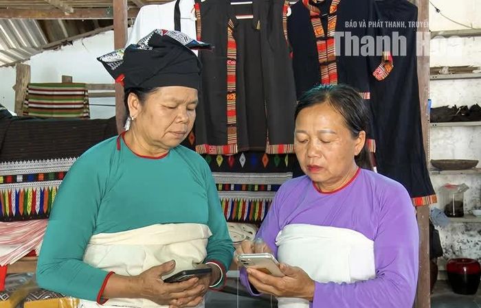 Bà Lò Thị Nhường (mặc áo xanh), thôn Ngam, xã Yên Thắng học cách đăng bán sản phẩm trên mạng xã hội.