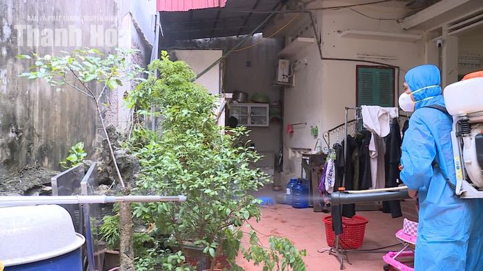 Phun hóa chất diệt muỗi tại khu dân cư phát sinh ổ dịch sốt xuất huyết.