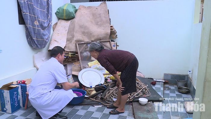 Cán bộ Trạm Y tế Hải Bình tuyên truyền cho người dân thực hiện các biện pháp phòng bệnh sốt xuất huyết.
