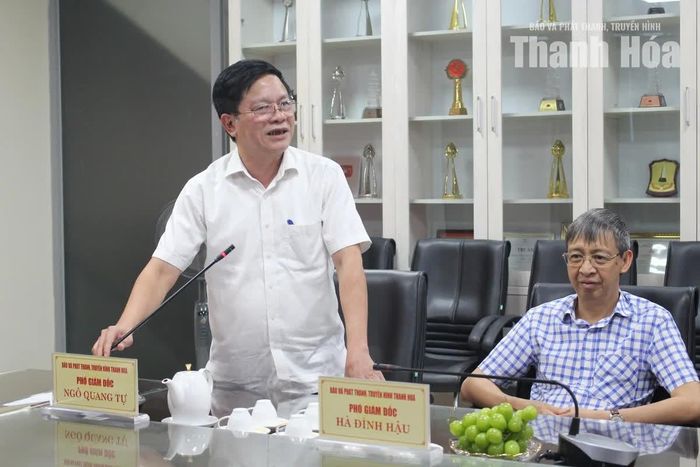Phó Giám đốc Báo và Phát thanh, truyền hình Thanh Hóa Ngô Quang Tự phát biểu chúc mừng cháu Mai Văn Khánh tại buổi gặp mặt.