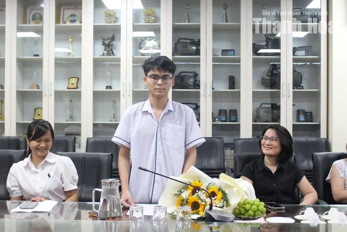 Cháu Mai Văn Khánh chia sẻ cảm xúc tại buổi gặp mặt, trao thưởng.