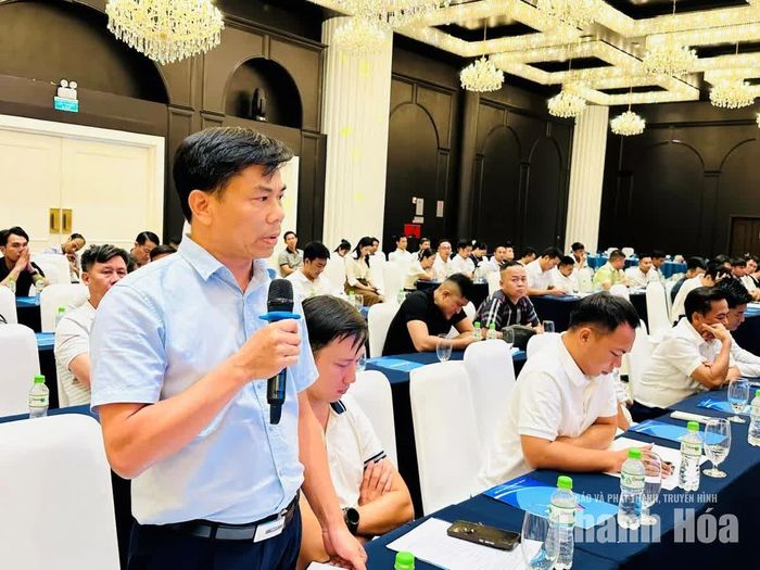 Ông Nguyễn Hưng Nam, Giám đốc Công ty Licogi 13 - Chi nhánh Nghi Sơn phát biểu tham luận tại hội nghị.
