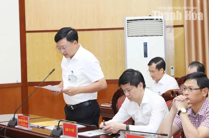 Chánh Văn phòng UBND tỉnh Nguyễn Thế Anh trình bày báo cáo tại buổi họp báo.