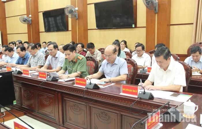Các đại biểu dự họp báo.
